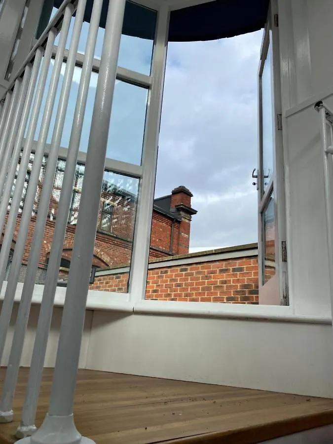 Central Leeds Townhouse With Private Roof Garden Sleeps 4 0*, Λιντς